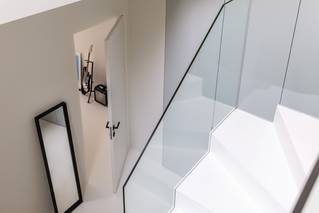 Modern interieur met tussenverdiepingen, Mellow gietvloer en Mellow trappen