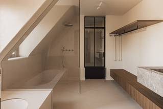 Socrete gietvloer in badkamer met inloopdouche