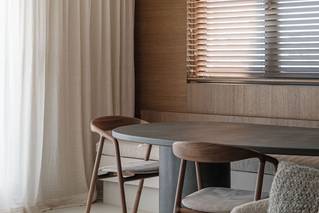 Interieur kustappartement met houtfineer panelen en grijze Socrete gietvloer