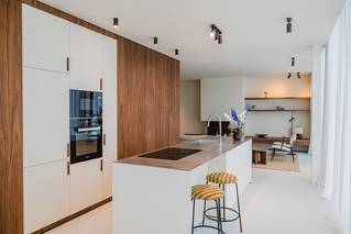 Keuken in penthouse met grijze Socrete gietvloer