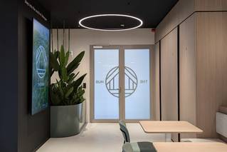 Inkom met grijze Socrete in kantoorruimte The Tipping Point