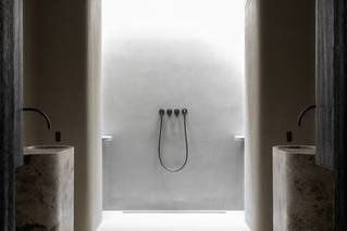 Minimalistische badkamer met inloopdouche grijze Socrete gietvloer