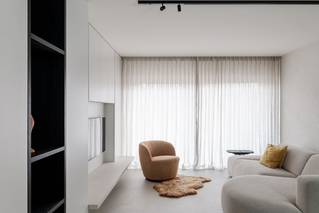 Woonkamer met grijze Socrete gietvloer in kustappartement