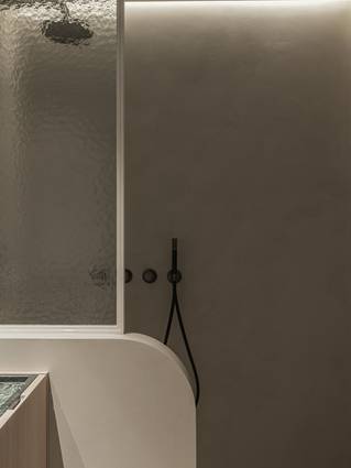 Badkamer met Socrete op douchewanden