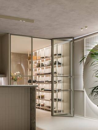 Moderne bar interieur in Hub Gent met Socrete gietvloer