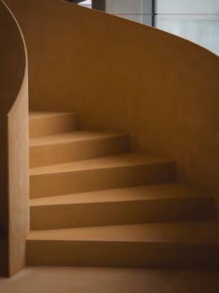 Carran gietvloer op wenteltrap in House of Textures