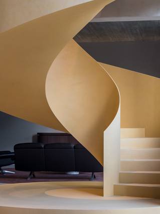 gele Carran gietvloer op wenteltrap met podium