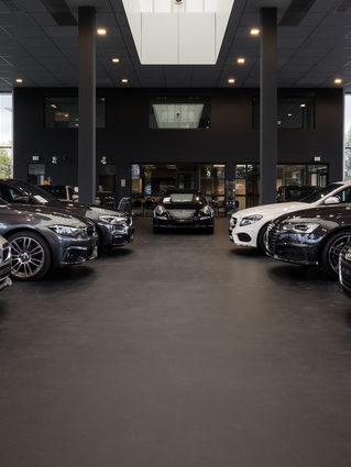 Luxegarage met zwarte Endur gietvloer