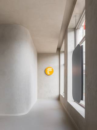 Kantoorruimte met Socrete gietvloer en designplinten