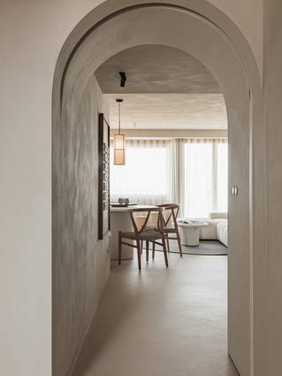 Woonkamer in kustappartement met Socrete gietvloer