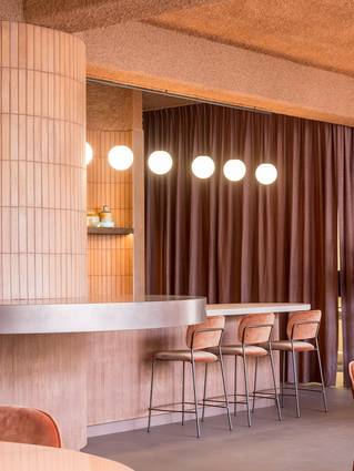 Diner in Liquidfloors showroom House of Textures in terracotta kleuren