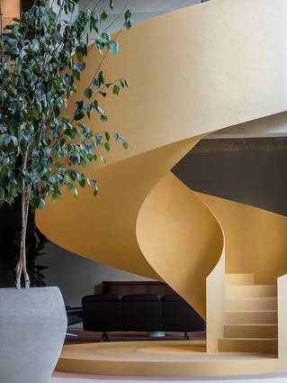 Wenteltrap bekleed met een gele Carran gietvloer in de House of Textures