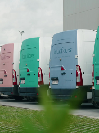 Liquidfloors bestelwagens die op 1 lijn staan