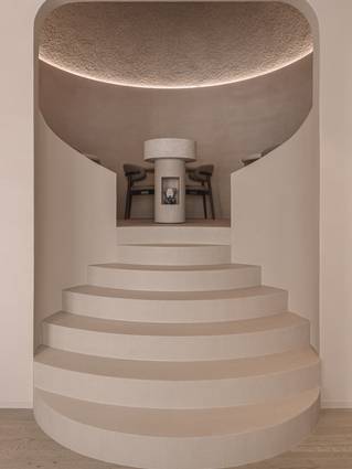 Carran gietvloer op trappen in restaurant Rebelle