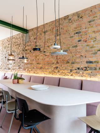 Eetkamer met roze Socrete gietvloer in vakantiewoning