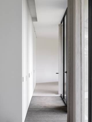 Gang met Socrete gietvloer en ingewerkte vloermat