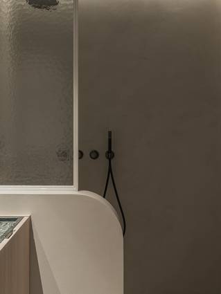 Socrete gietvloer in douche op wanden