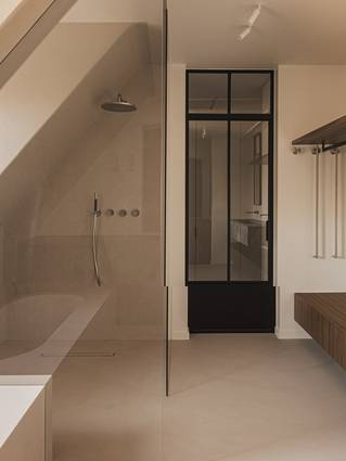 Socrete gietvloer in badkamer met inloopdouche