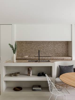 Socrete gietvloer op kast en zitmeubel in moderne keuken 