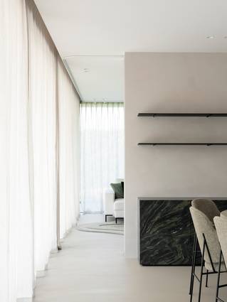 Socrete gietvloer in moderne eetkamer