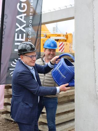 Eerste steenlegging Park Apart met Mark Doutreluigne