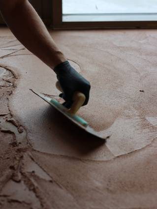 Plaatsing bruiine Carran gietvloer in Diner