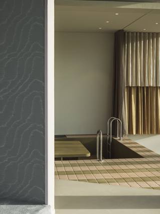 grijze Socrete gietvloer bij betegelde zithoek in Hub Brussel