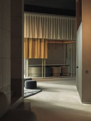 grijze Socrete gietvloer in gang Hub Brussel