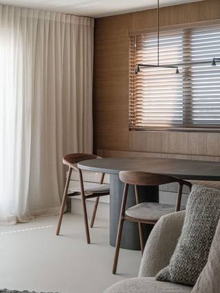 Interieur kustappartement met houtfineer panelen en grijze Socrete gietvloer