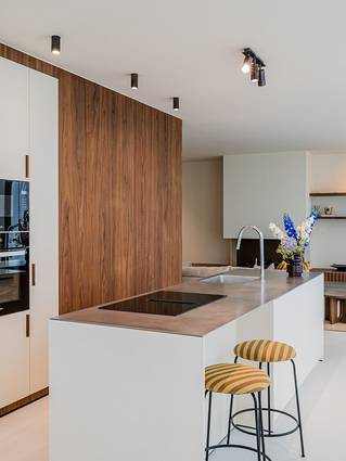 Keuken in penthouse met grijze Socrete gietvloer