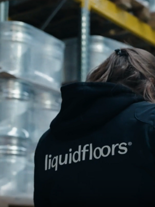 Werknemer in Liquidfloors magazijn