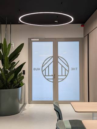 Inkom met grijze Socrete in kantoorruimte The Tipping Point