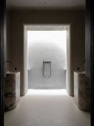 Minimalistische badkamer met inloopdouche grijze Socrete gietvloer