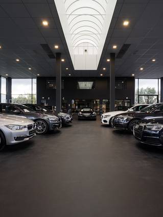 Endur gietvloer in showroom van luxe garage