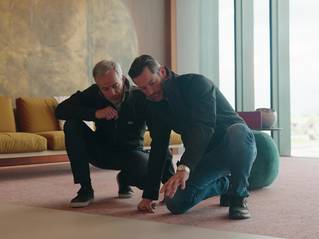 Miguel en Caetan Garcia van Liquidfloors die Socrete gietvloer inspecteren