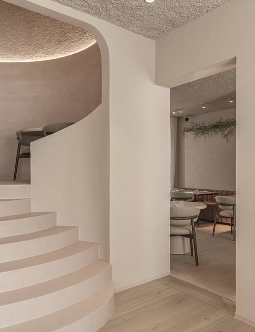 Carran op trappen in Restaurant Rebelle