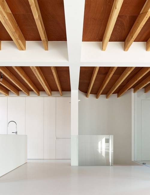 praktijk woning vloer gietvloer wit hout plafond 2