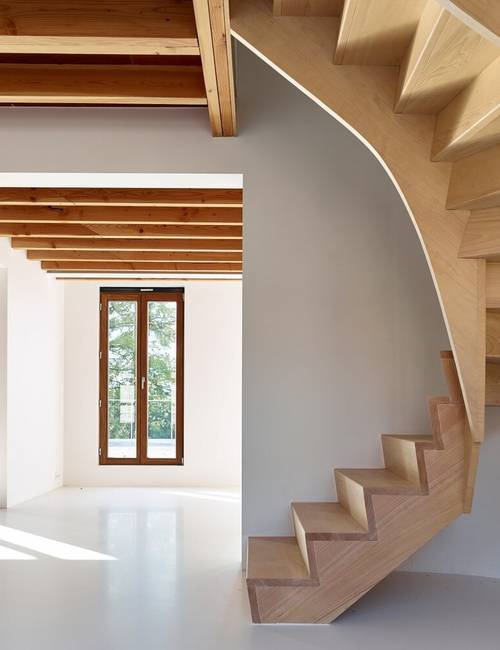 praktijk woning vloer gietvloer wit hout plafond trap