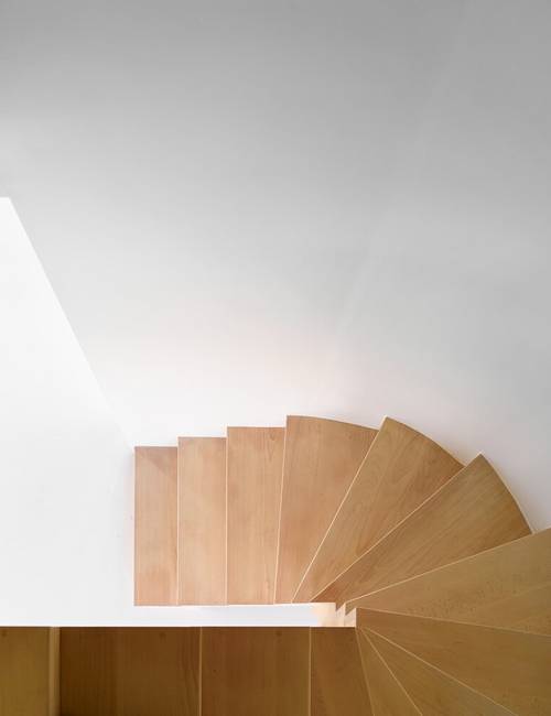 praktijk woning vloer gietvloer wit hout plafond trap 1