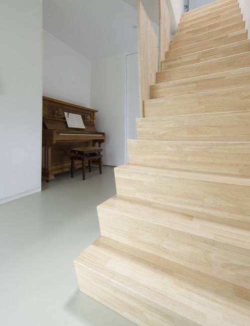 Peter Geldof Mellow PU gietvloer gecombineerd met houten trap