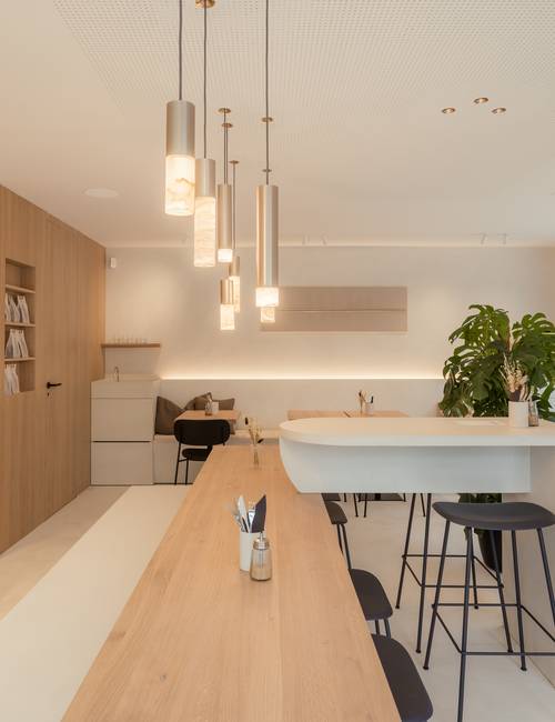 bar interieur met socrete gietvloer en houten afwerking