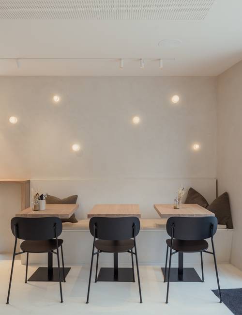 koffietafels met stoelen en vloer en muur in socrete