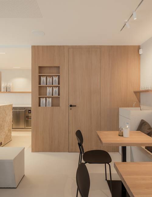 koffiebar interieur met socrete gietvloer en houten afwerking