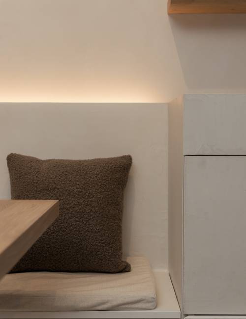 zithoek met kussens met socrete afwerking