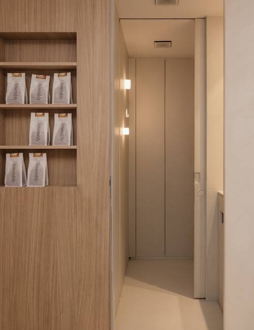 hal in socrete met houten kast en deur