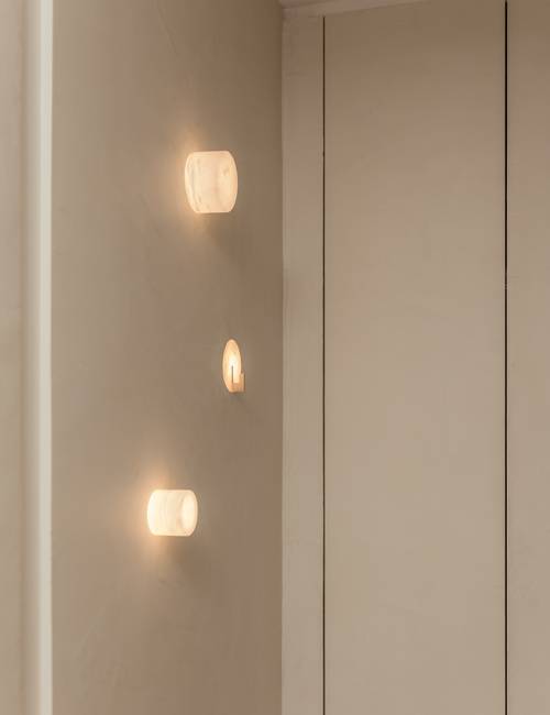 wand met minerale socrete afwerking en ingebouwde verlichting