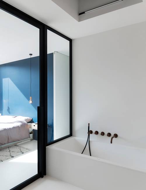 bain blanc avec vue sur la chambre