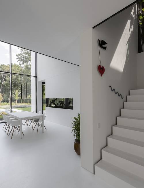 huis RIDD witte gietvloer trappen