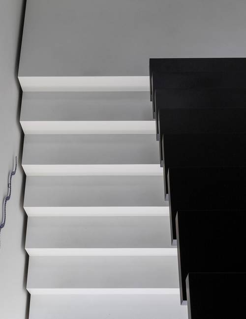 huis RIDD trappen wit en zwart mellow gietvloer
