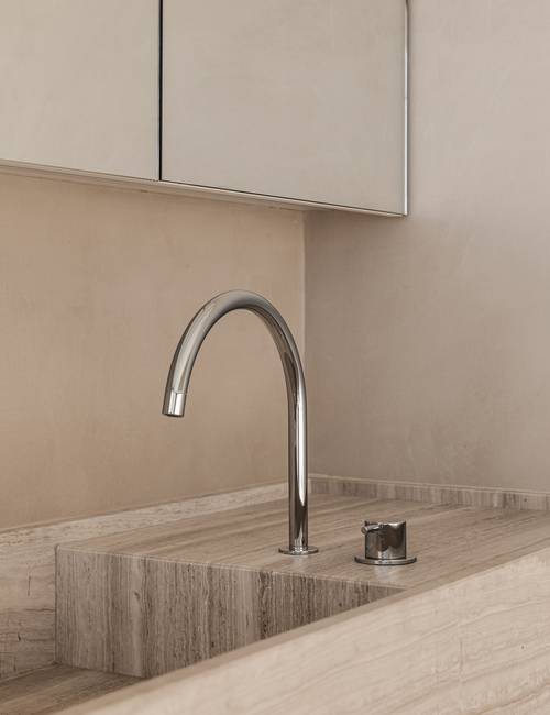 gros plan du lavabo avec mitigeur et des armoires